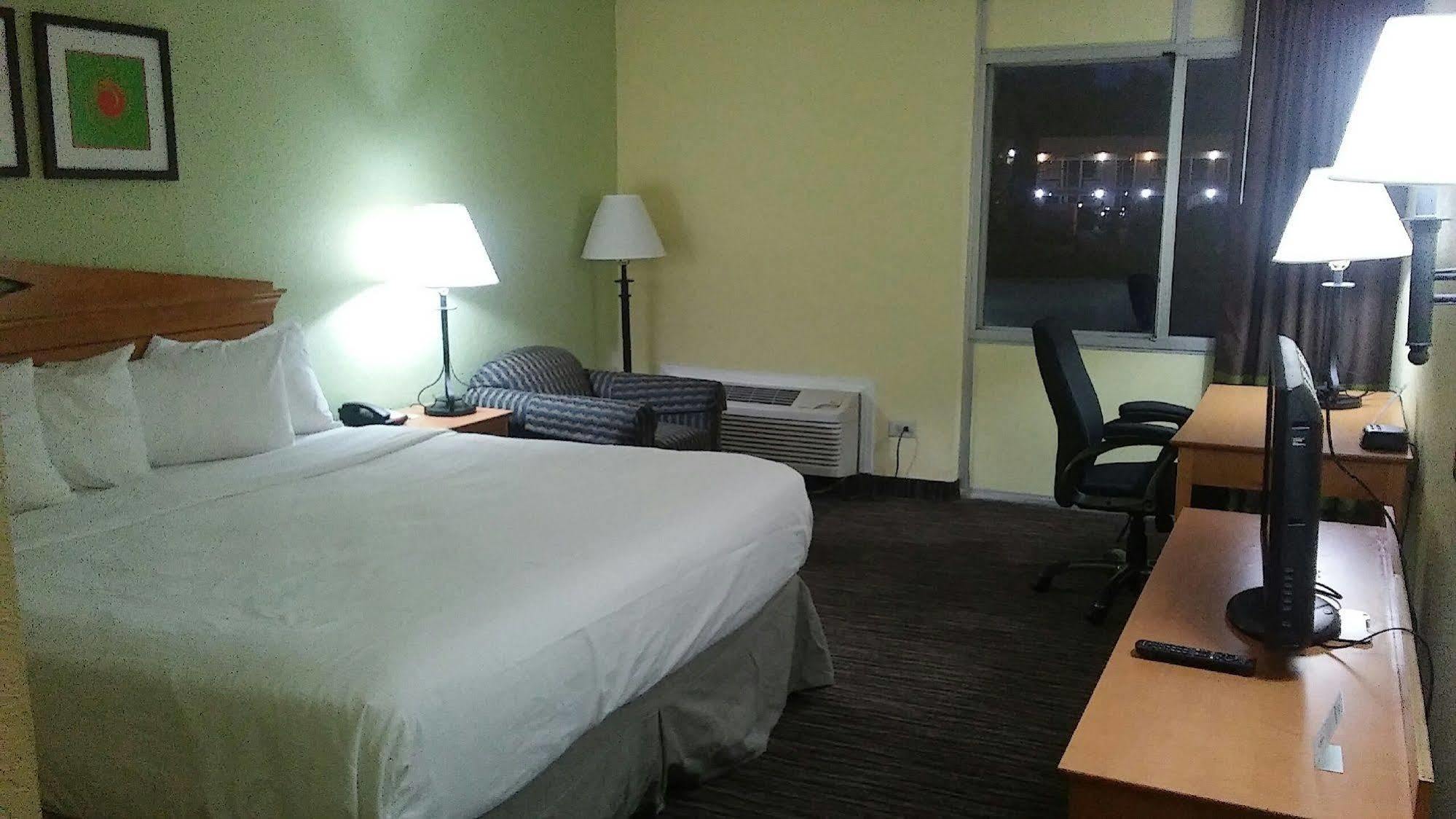 Ramada Conference Center Wilmington Hotel Bagian luar foto