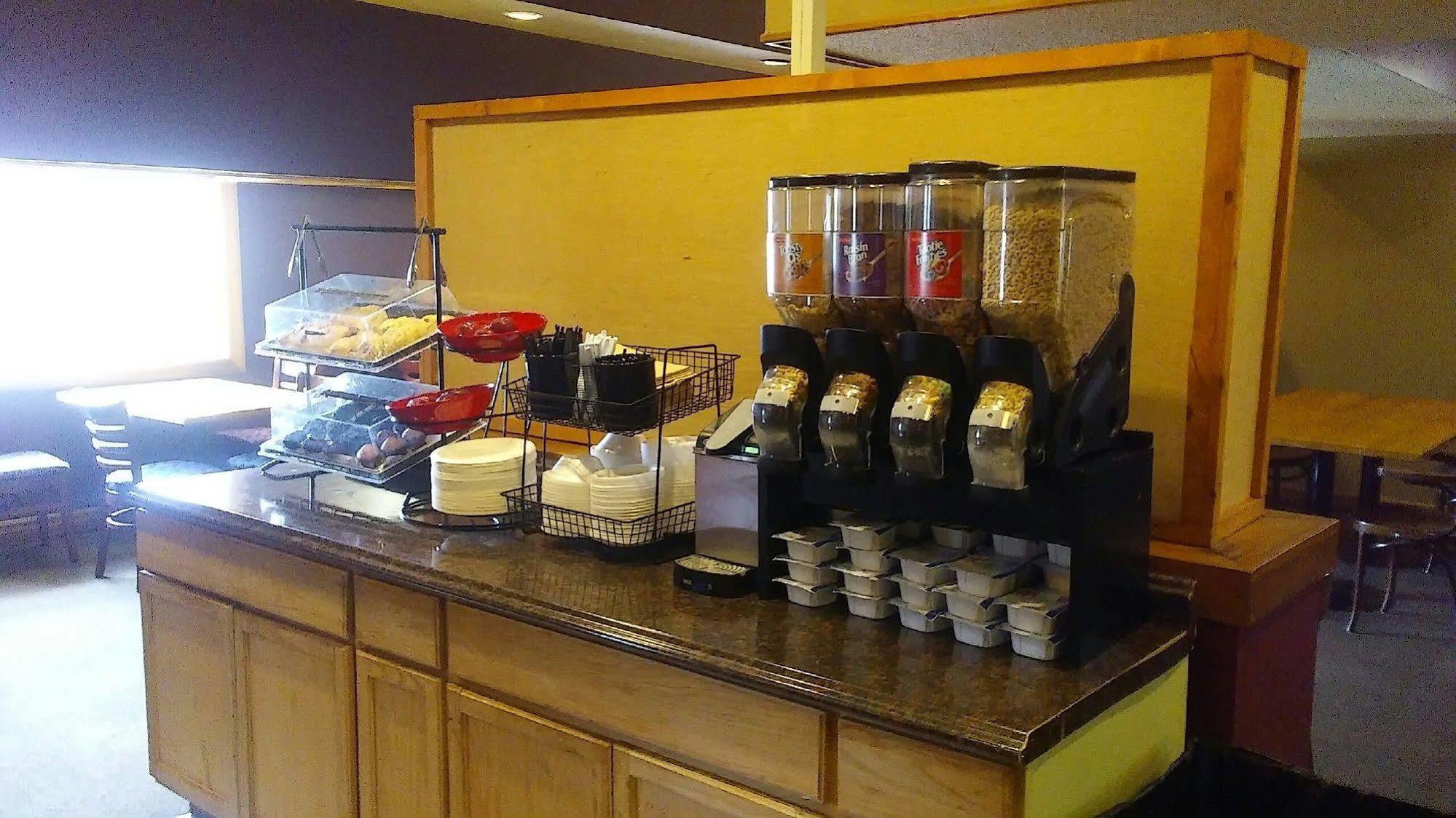 Ramada Conference Center Wilmington Hotel Bagian luar foto